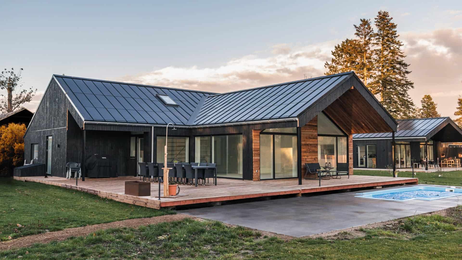 Moderne hus i træ med integreret solceller