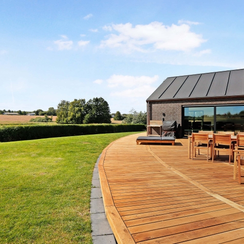 Tømrerarbejde med skræddersyet terrasse i træ.