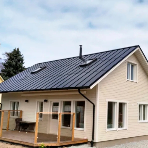 Hus med roofit ståltag med solceller