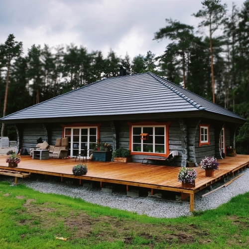 Træhus med terrasse og solceller integreret i tagpaneler