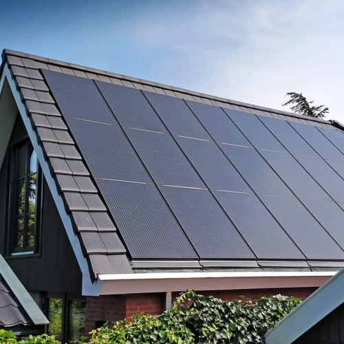 Tag med integrerede solceller på moderne bolig