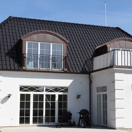 Hvid villa med solcelletegl