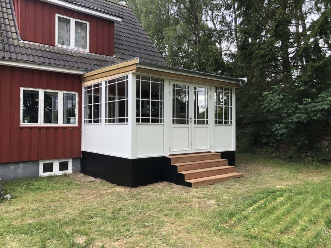 Lukket terrasse med hvide døre og trætrapper i Lyngby.