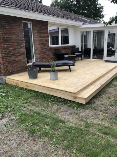 Lys træterrasse ved murstenshus i Roskilde med trappetrin