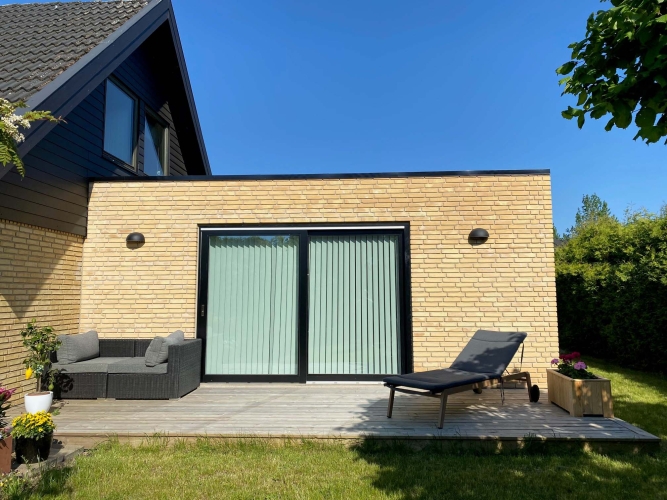 Træterrasse i naturligt look ved moderne bolig i Lyngby.