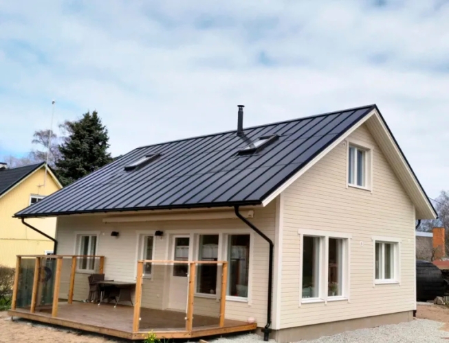 Hus med roofit ståltag med solceller