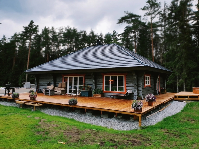 Træhus med terrasse og solceller integreret i tagpaneler