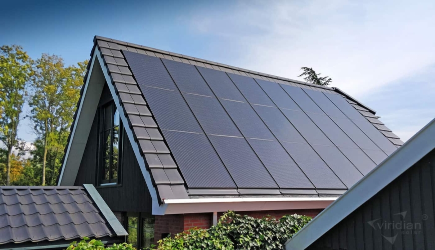 Tag med integrerede solceller på moderne bolig