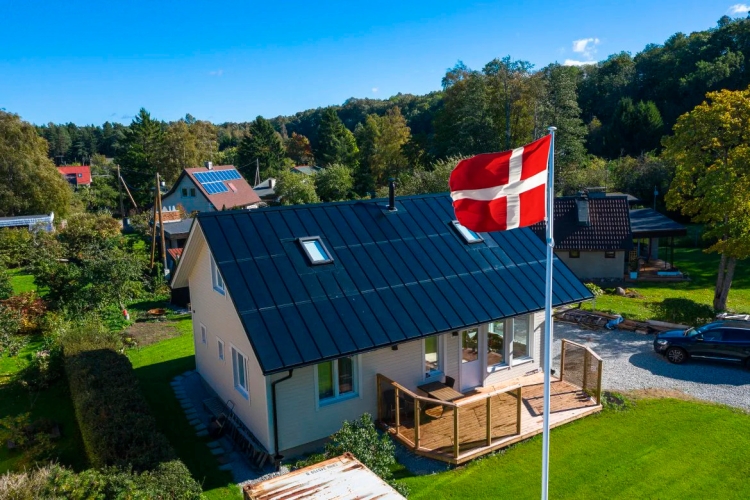 Hus med ståltag med integreret solceller