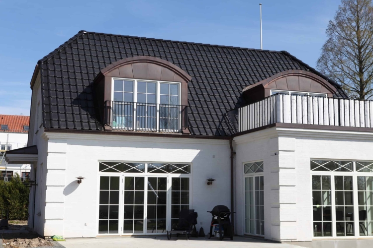 Hvid villa med solcelletegl